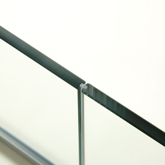 Glass to glass joints can be made using Vertex, Nova, Linea or Solar dry joints.