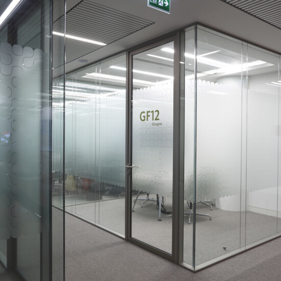 Pure 100 can be installed with 90 degree corner with mitred glass.